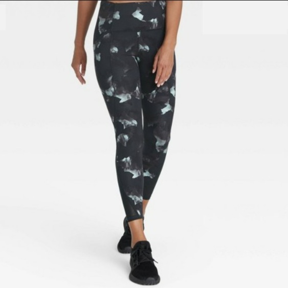 All‎ in Motion Women's XS Sculpted Linear Camo Print High-Rise Leggings Black